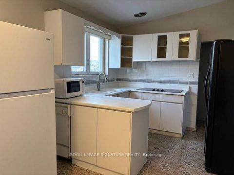 Photo 10 at 1 Brady Crescent, Jane Heights, Toronto