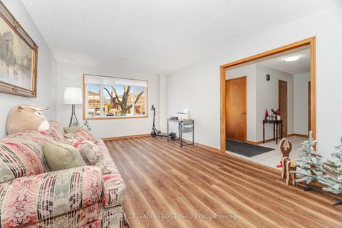 Photo 4 at 260 Old Orchard Circle, WC Wedgewood Creek, Oakville