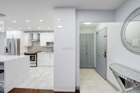 Photo 3 at 206 - 10 Edgecliff Golfway, Flemingdon Park, Toronto