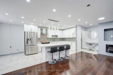 Photo 10 at 206 - 10 Edgecliff Golfway, Flemingdon Park, Toronto