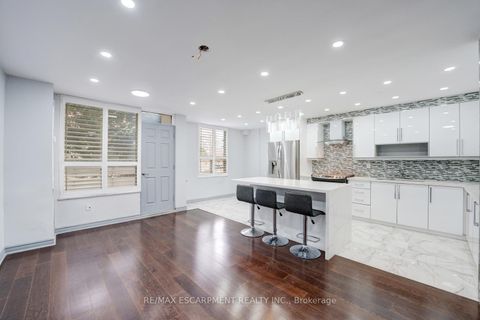 Photo 11 at 206 - 10 Edgecliff Golfway, Flemingdon Park, Toronto