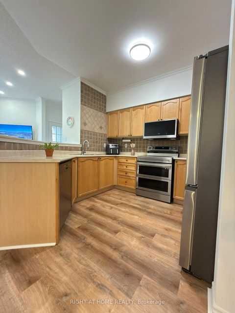 Photo 10 at 3 Bellagio Crescent, Patterson, Vaughan