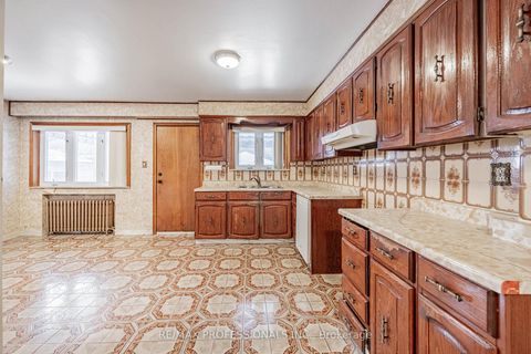 Photo 10 at 560 Atlas Avenue, Oakwood Village, Toronto