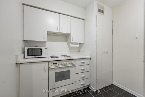 Photo 3 at 409 - 1055 Bay Street, Bay Street Corridor, Toronto