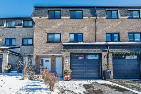 Photo 1 at 4 Poplar Crescent, Aurora Highlands, Aurora