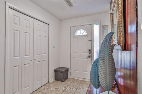 Photo 2 at 4 Poplar Crescent, Aurora Highlands, Aurora