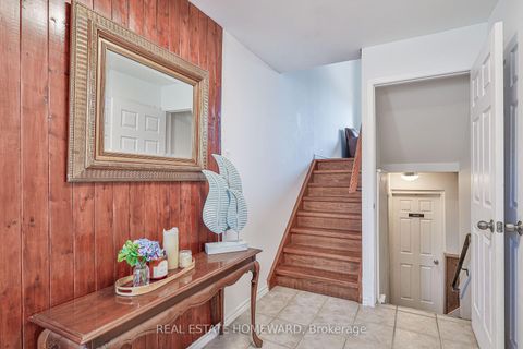 Photo 3 at 4 Poplar Crescent, Aurora Highlands, Aurora