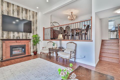 Photo 7 at 4 Poplar Crescent, Aurora Highlands, Aurora