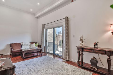 Photo 9 at 4 Poplar Crescent, Aurora Highlands, Aurora