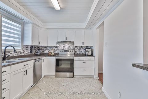 Photo 14 at 4 Poplar Crescent, Aurora Highlands, Aurora