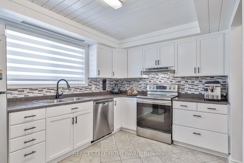 Photo 15 at 4 Poplar Crescent, Aurora Highlands, Aurora