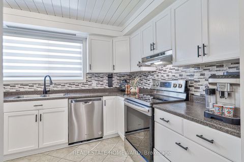 Photo 17 at 4 Poplar Crescent, Aurora Highlands, Aurora