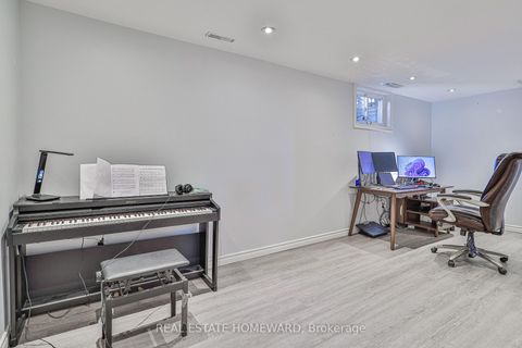 Photo 37 at 4 Poplar Crescent, Aurora Highlands, Aurora