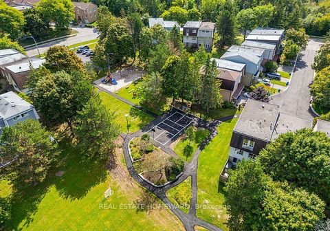 Photo 45 at 4 Poplar Crescent, Aurora Highlands, Aurora