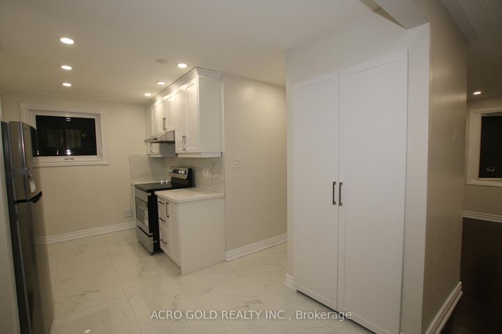 Photo 6 at 96 Archdekin Drive, Madoc, Brampton