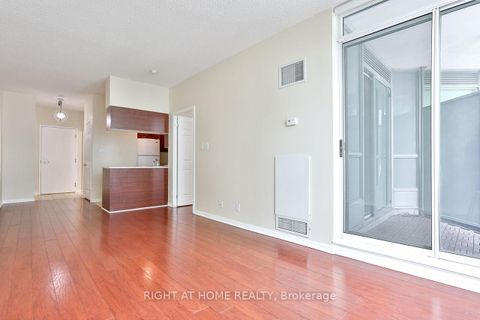 Photo 4 at 918 - 230 Queens Quay W, Waterfront Communities C1, Toronto