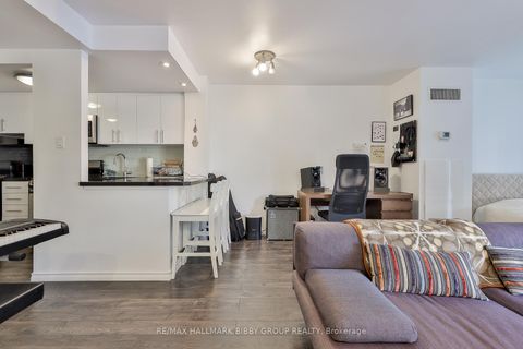 Photo 8 at 1010 - 717 Bay Street, Bay Street Corridor, Toronto