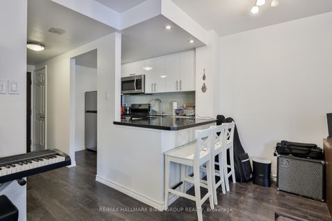 Photo 9 at 1010 - 717 Bay Street, Bay Street Corridor, Toronto