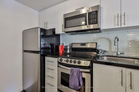 Photo 11 at 1010 - 717 Bay Street, Bay Street Corridor, Toronto