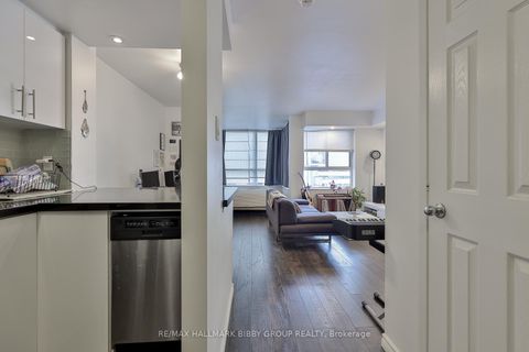 Photo 15 at 1010 - 717 Bay Street, Bay Street Corridor, Toronto