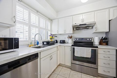 Photo 2 at 40 - 21 Replin Road, Lawrence, Toronto