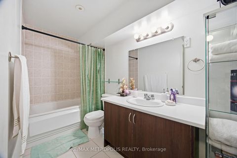 Photo 10 at 40 - 21 Replin Road, Lawrence, Toronto