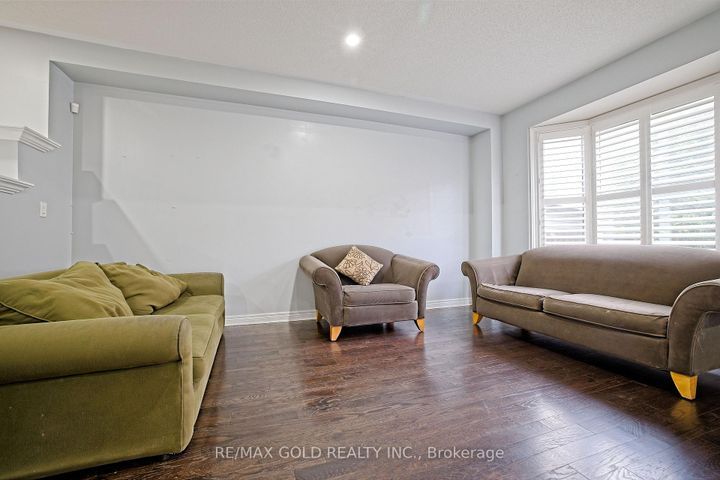 Photo 9 at 35 Abitibi Lake Drive, Wellington, Brampton