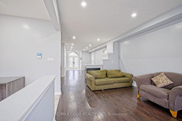 Photo 10 at 35 Abitibi Lake Drive, Wellington, Brampton