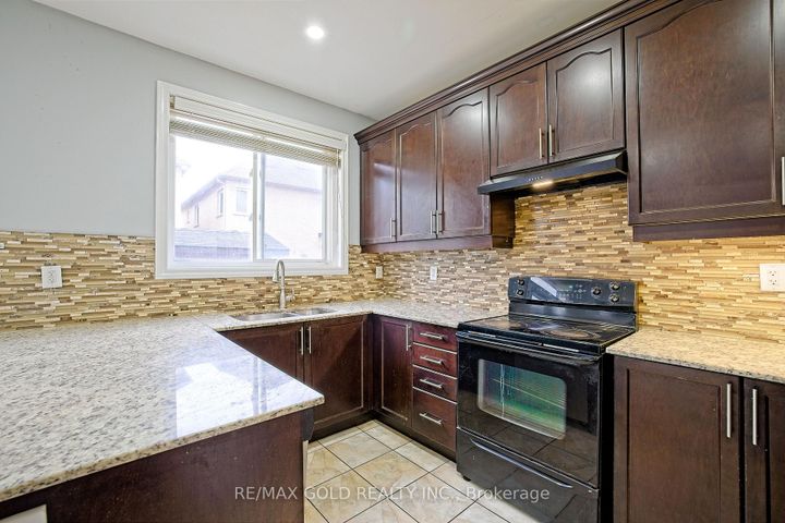 Photo 14 at 35 Abitibi Lake Drive, Wellington, Brampton