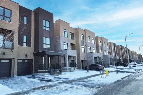 Photo 2 at 5 Gridiron Gate, Vellore Village, Vaughan