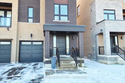 Photo 4 at 5 Gridiron Gate, Vellore Village, Vaughan