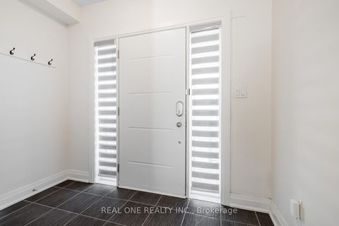 Photo 6 at 5 Gridiron Gate, Vellore Village, Vaughan