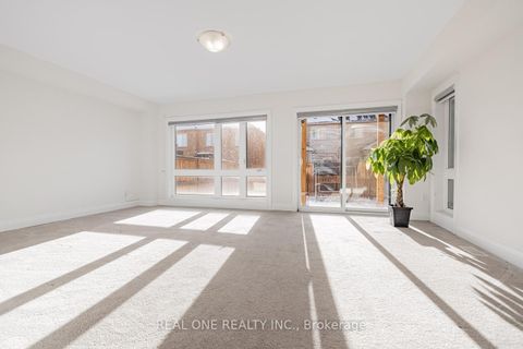 Photo 7 at 5 Gridiron Gate, Vellore Village, Vaughan