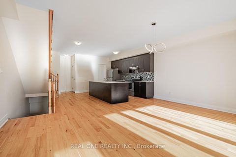 Photo 15 at 5 Gridiron Gate, Vellore Village, Vaughan