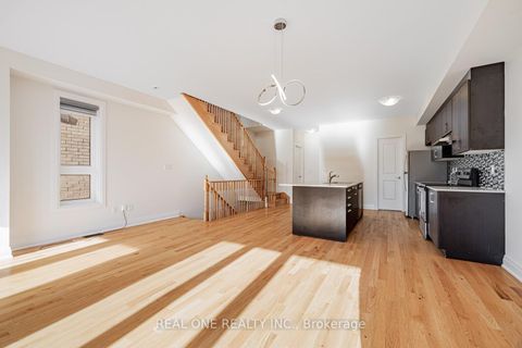 Photo 17 at 5 Gridiron Gate, Vellore Village, Vaughan