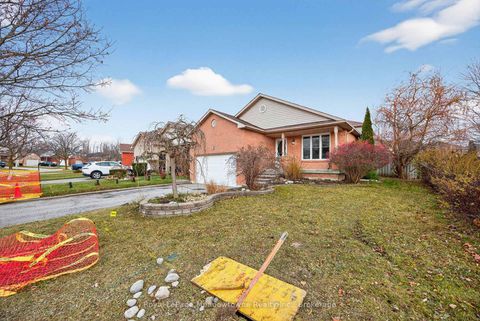 Photo 3 at 1 Draper Crescent, Painswick North, Barrie