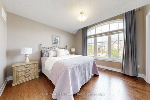 Photo 25 at 28 Rivoli Drive, Vellore Village, Vaughan