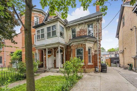 Photo 1 at 4 - 35 Beaconsfield Avenue, Little Portugal, Toronto