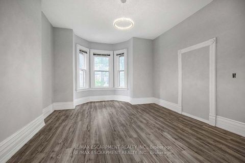 Photo 4 at 4 - 35 Beaconsfield Avenue, Little Portugal, Toronto