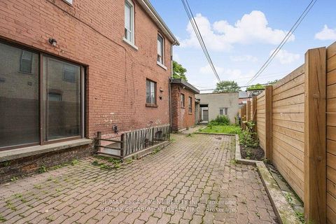 Photo 9 at 4 - 35 Beaconsfield Avenue, Little Portugal, Toronto