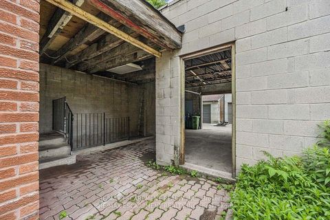 Photo 10 at 4 - 35 Beaconsfield Avenue, Little Portugal, Toronto