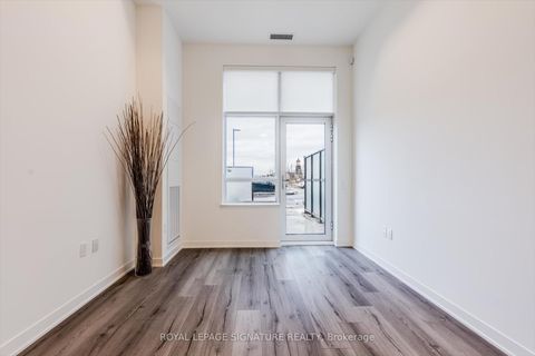 Photo 11 at 132 - 395 Dundas Street W, OA Rural Oakville, Oakville