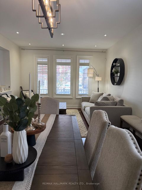 Photo 2 at 220 Tonner Crescent, Bayview Northeast, Aurora