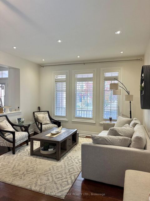 Photo 5 at 220 Tonner Crescent, Bayview Northeast, Aurora