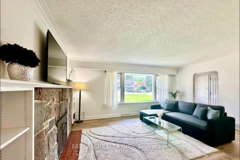 Photo 2 at 38 LAKE Avenue, Oak Ridges Lake Wilcox, Richmond Hill