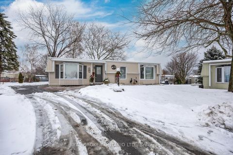 Photo 1 at 22 Champlain Court, Newcastle, Clarington