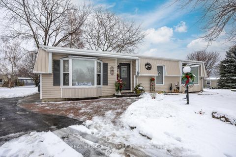Photo 2 at 22 Champlain Court, Newcastle, Clarington