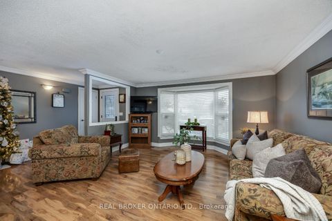 Photo 5 at 22 Champlain Court, Newcastle, Clarington