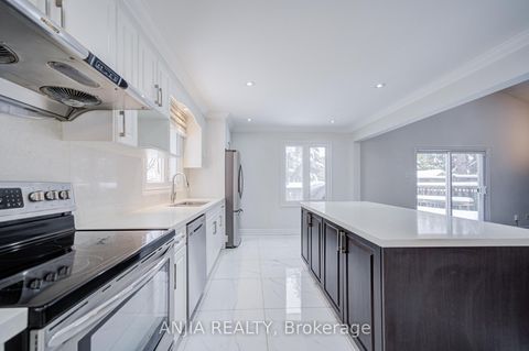 Photo 14 at 26 Longbow Square, Steeles, Toronto