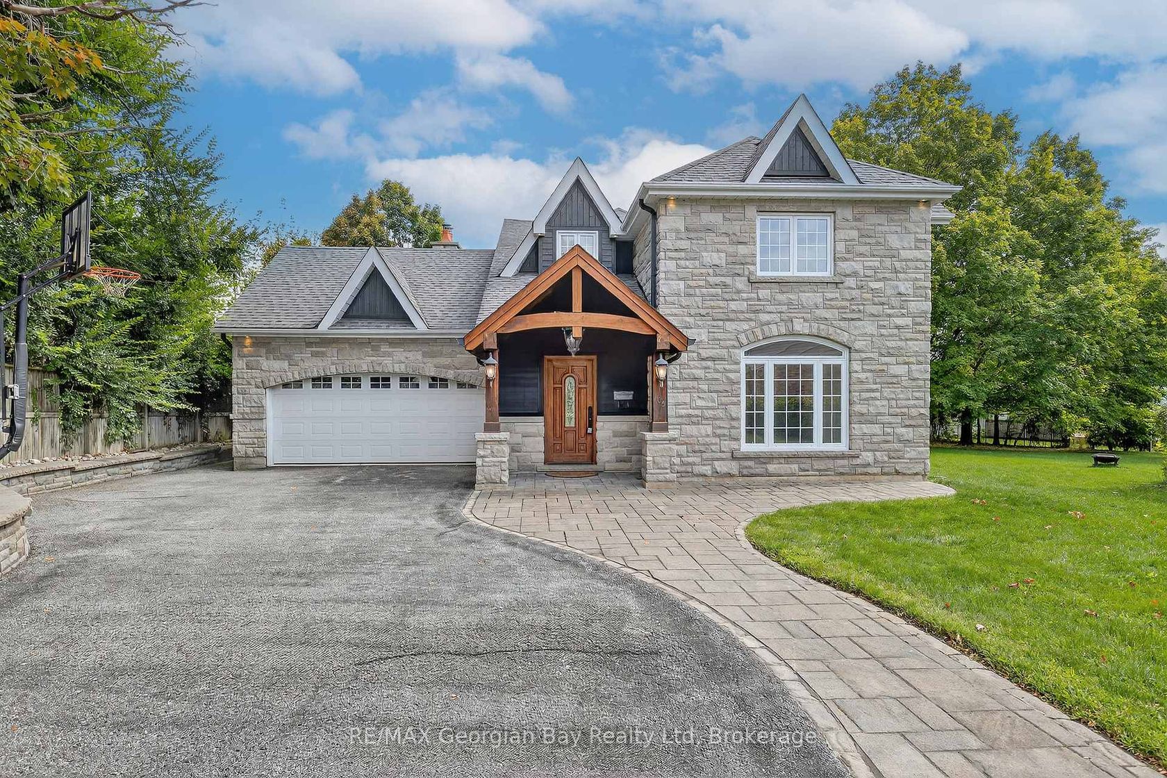 105 Duckworth Street, Codrington, Barrie photo number 2